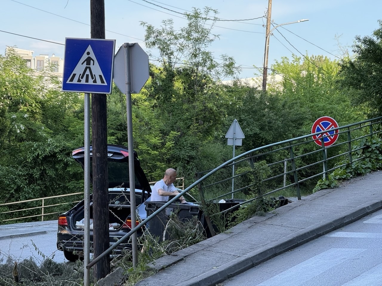 &nbsp;Улицата Загребска 28, кај станбениот комплекс КТК, каде секојдневно се исфрла ѓубре и градежен шут