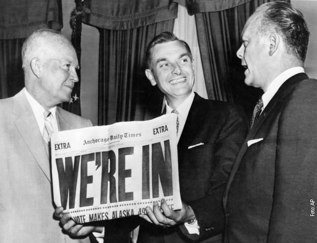 Мајк Степович (во средината) со американскиот претседател Двајт Ајзенхауер (лево) и државниот секретар Френк Ситон по прогласувањето на Алјаска за државност