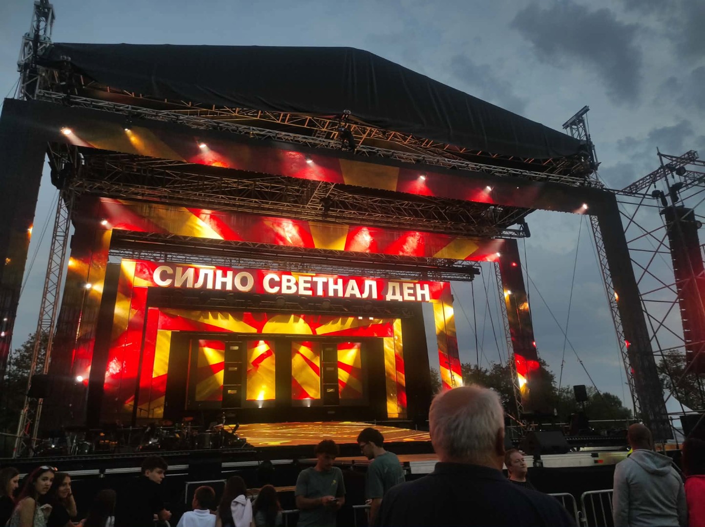 (ВО ЖИВО) Музичко-сценски спектакл „Силно светнал ден“ во Охрид