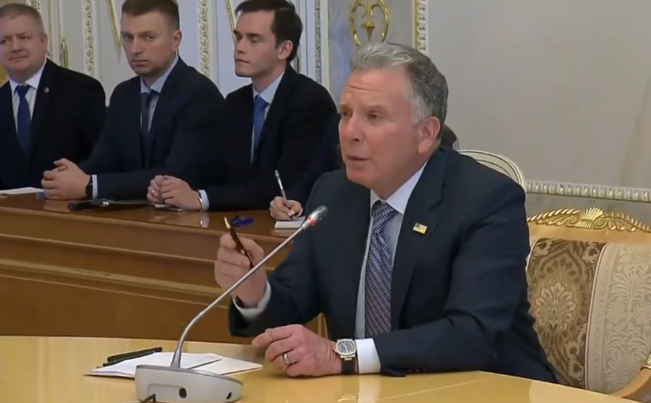 (ВИДЕО) „ВИЕ СТЕ ХУМАНИТАРЕЦ, ГОСПОДИНЕ ПУТИН!“ – Неочекувана пофалба од пратеникот на Трамп среде разговорите за Украина