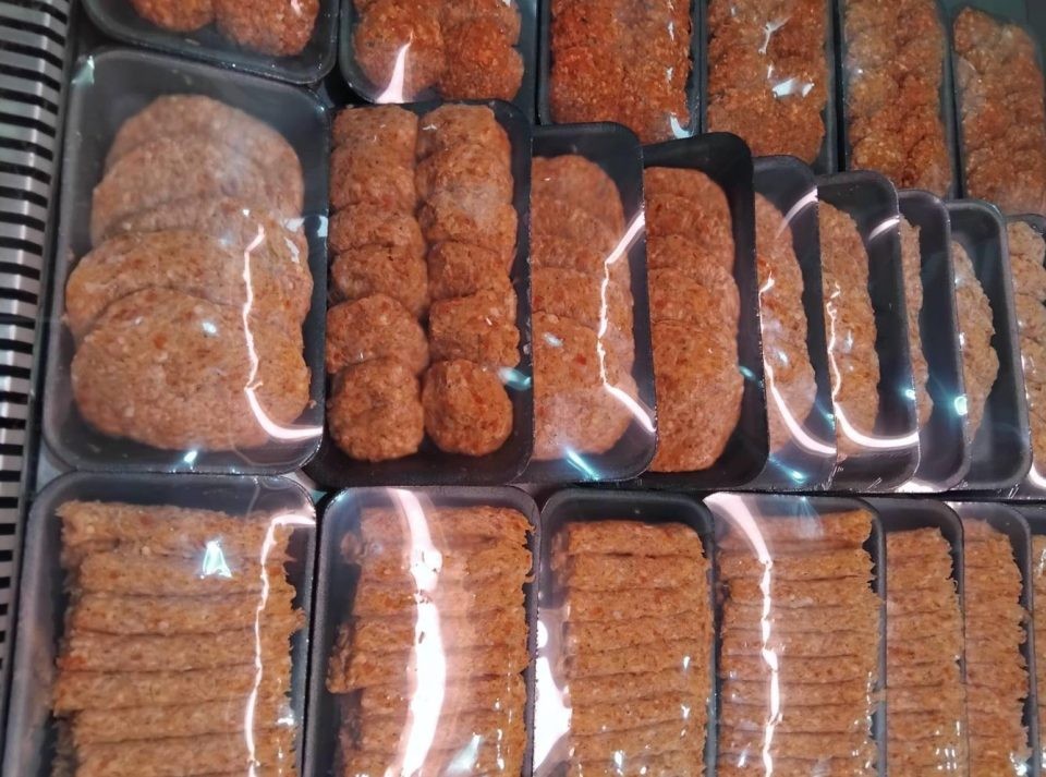 Гледате ли датум при пазарење? УНИШТЕНИ 37 ТОНИ ХРАНА СО ПОМИНАТ РОК (ФОТО)