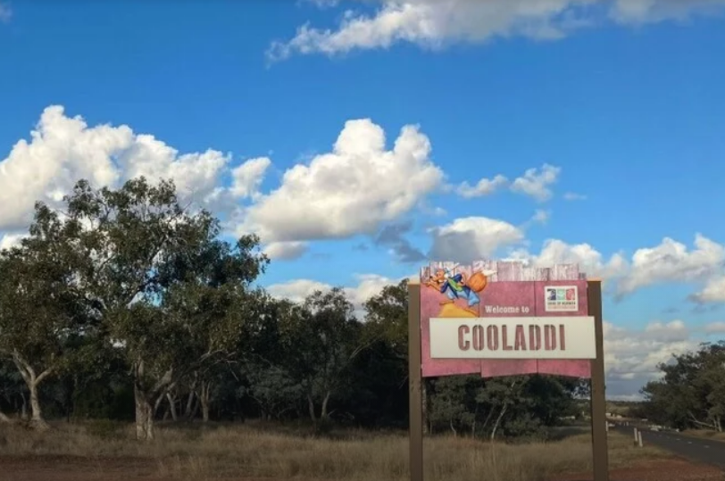 ЦЕЛ ГРАД НА ПРОДАЖБА, цената е неверојатно ниска, а доаѓа со мотел, куќа и пошта