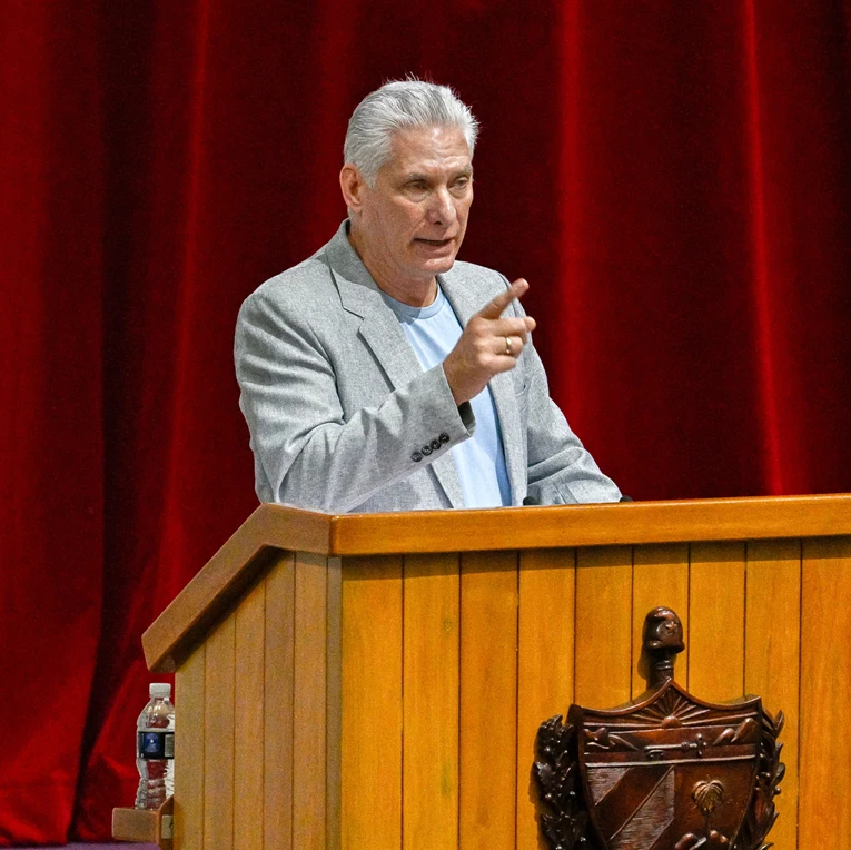 На фотографијата е кубанскиот претседател Дијаз-Канел