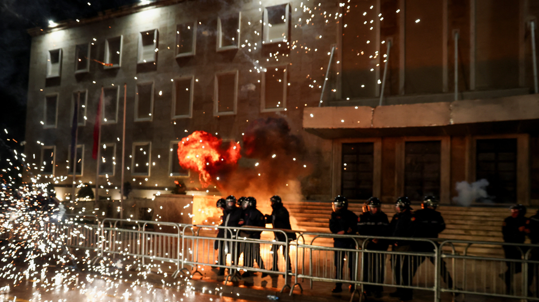 ХАОС ВО ТИРАНА - Барања за ОСТАВКА и МОЛОТОВИ КОКТЕЛИ пред кабинетот на Еди Рама