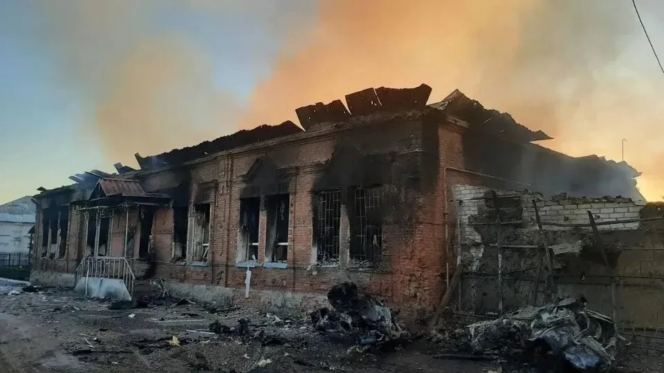 Украина бомбардираше школски дом со деца на спиење, 21 загинат. Би-Би-Си одби да прати новинари