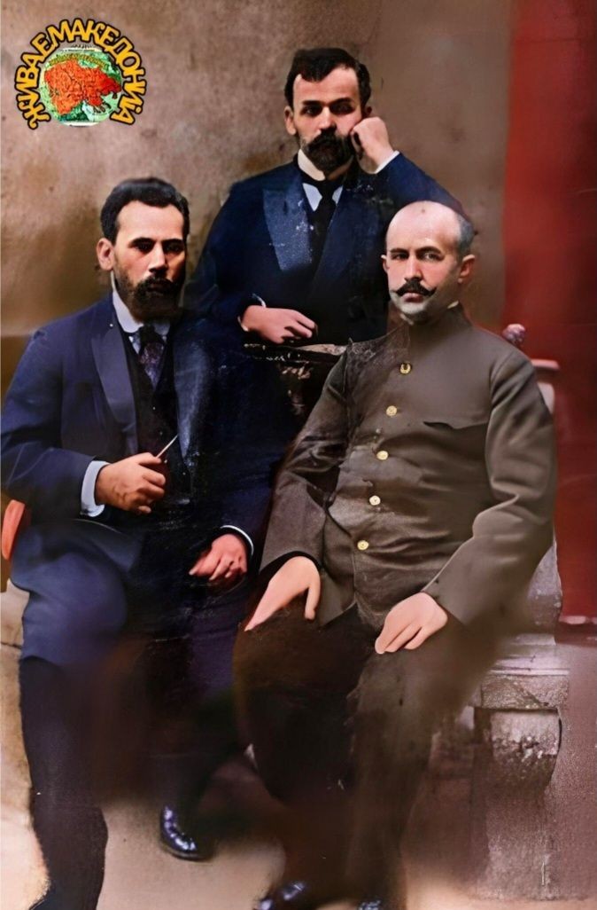 Димитрија Чуповски (1878-1940), до него стои неговиот брат, Наце Димов (1976-1916), и нивниот близок пријател и соработник Гаврил Тасев (1881-1918) од Костурско, сликани на 21 март, 1913 година во Санкт Петербург.