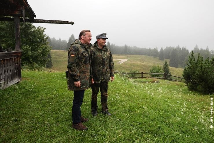 Германскиот министер за одбрана Борис Писториус и бригадниот генерал Мајкл Бендер на вежба на планинската единица на германската армија, Баварски Алпи, Германија, август 2023 година