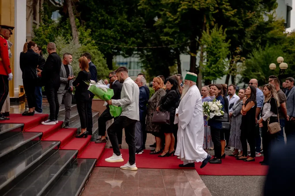 Баба Монди, во бела наметка, присуствува на погреб овој месец