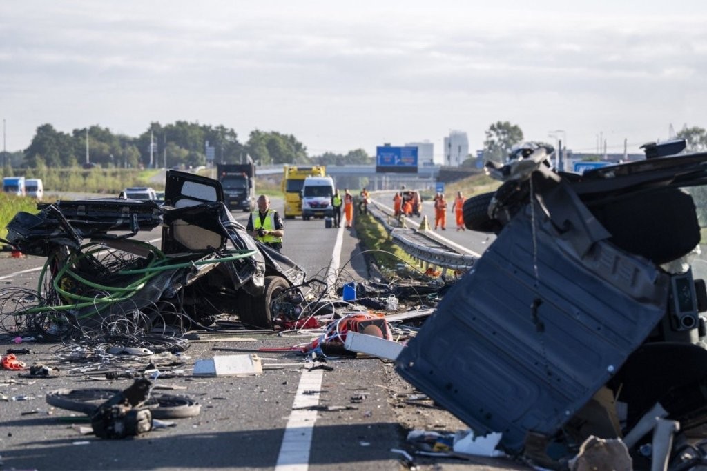 АВТОБУС СО ДЕЦА УДРИ ВО АВТОМОБИЛ - Многу ученици итно пренесени во болница