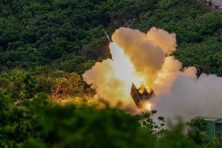 Блокадата на американската влада го ЗАПРЕ ИЗВОЗОТ НА АМЕРИКАНСКО ОРУЖЈЕ до НАТО сојузниците и Украина