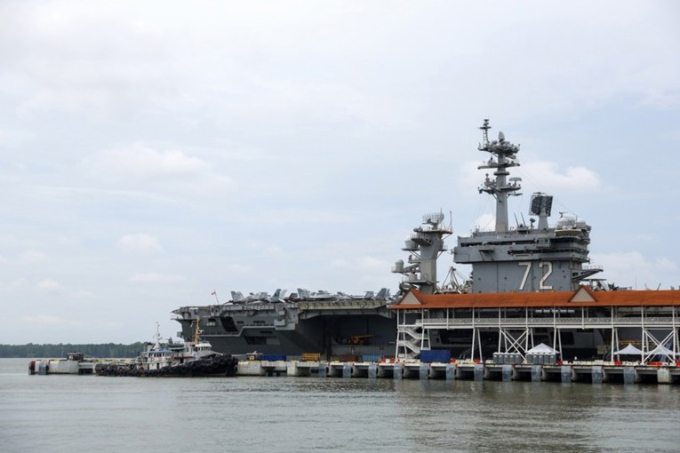 АМЕРИКА ИМА ПРОБЛЕМ, ПОСАДАТА ИМ СКОКА ВО МОРЕ