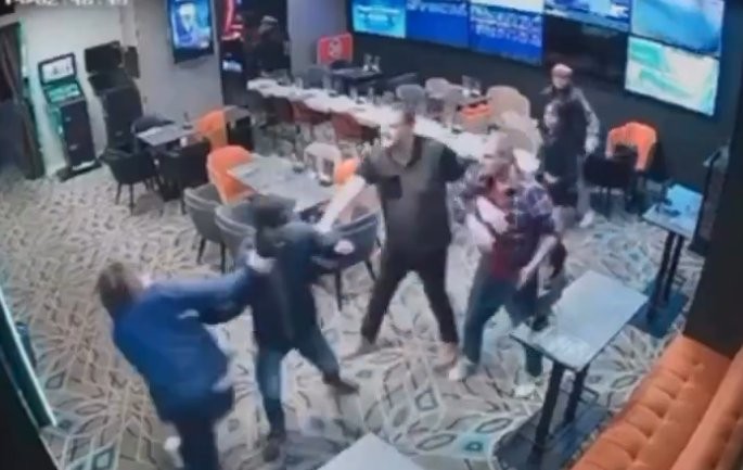 ШТО СЕ КЛАДИШ КОГА ТИ ШКОДИ? Дедовци се истепале во спортска обложувалница