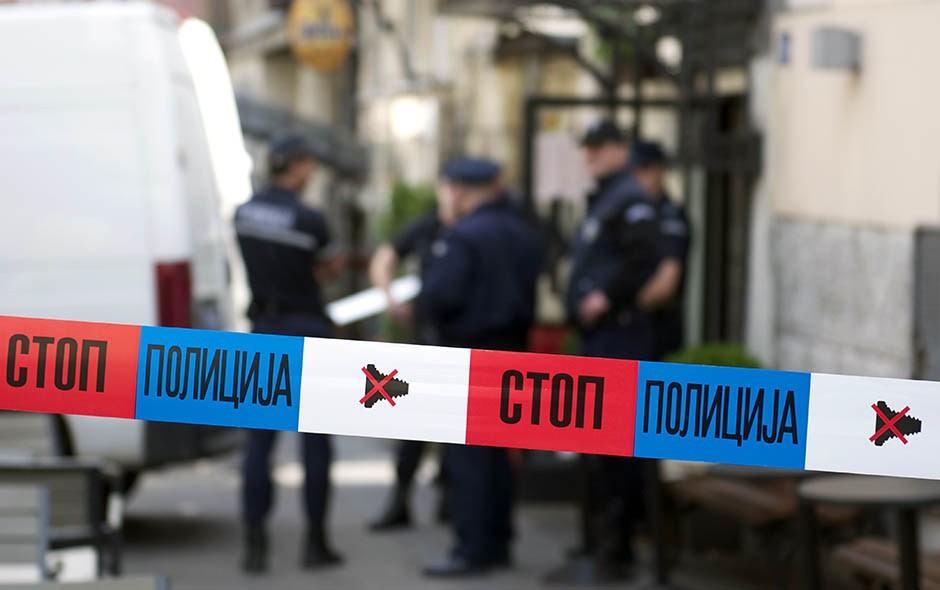 ДЕВОЈЧИЊА СО НОЖ НАПАДНАЛЕ ТИНЕЈЏЕРКА И ЈА ОСТАВИЛЕ ДА КРВАРИ