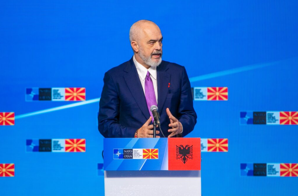 „ИЗБОРИ ИМАВМЕ, НЕ РЕВОЛУЦИЈА!“ – Рама не отстапува пред протестите во Тирана