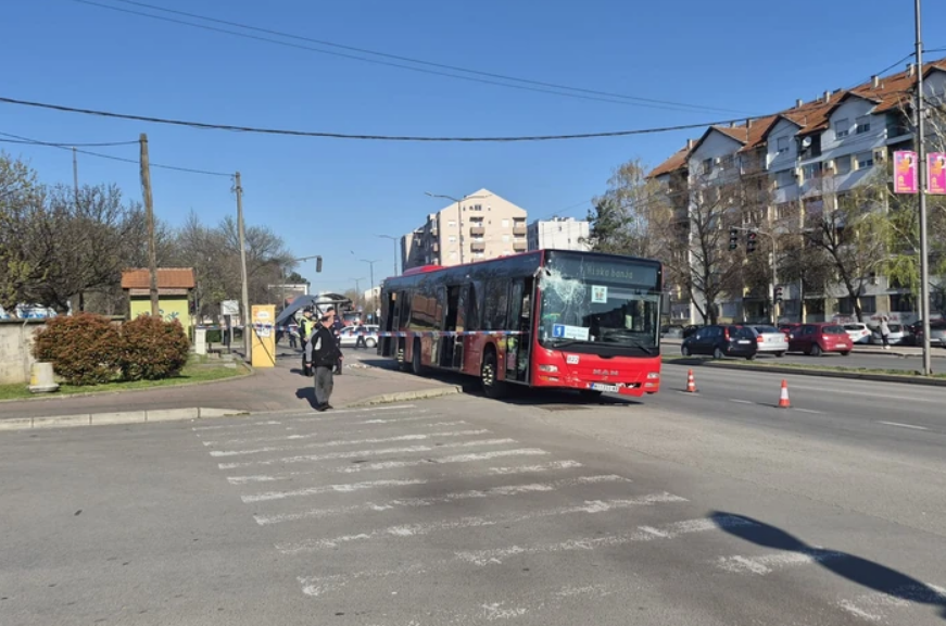ГРАДСКИ АВТОБУС СЕ ЗАБИ ВО ПОСТОЈКА, едно лице заврши во болница