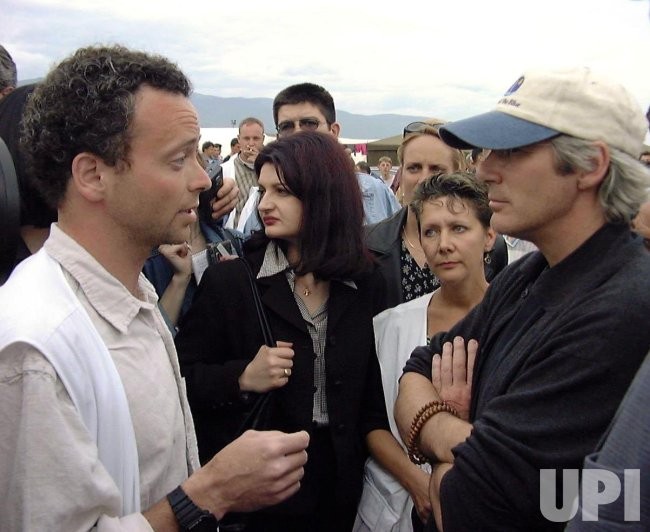 Ричард Гир во посета на бегалските кампови во Македонија, 1999 година