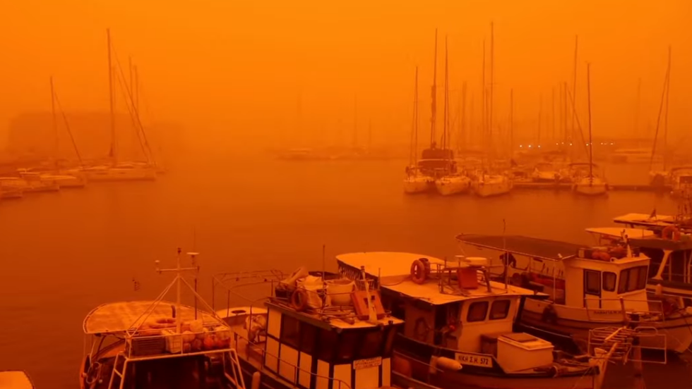 ХАОС, ПОПЛАВИ И ПОРТОКАЛОВО НЕБО - „Ерминио“ ја парализираше Грција!