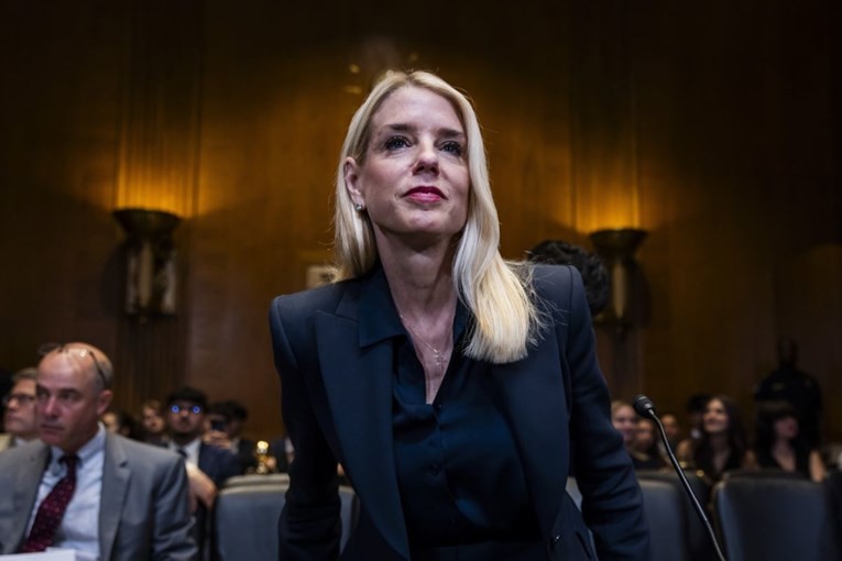 Трамп ја смени главната државната обвинителка Пам Бонди. ВЧЕРА ЈА ФАЛЕШЕ