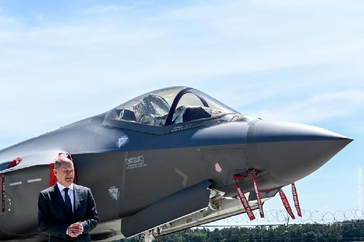 Германскиот канцелар Олаф Шолц пред борбен авион Ф-35, Германија, јуни 2022 година