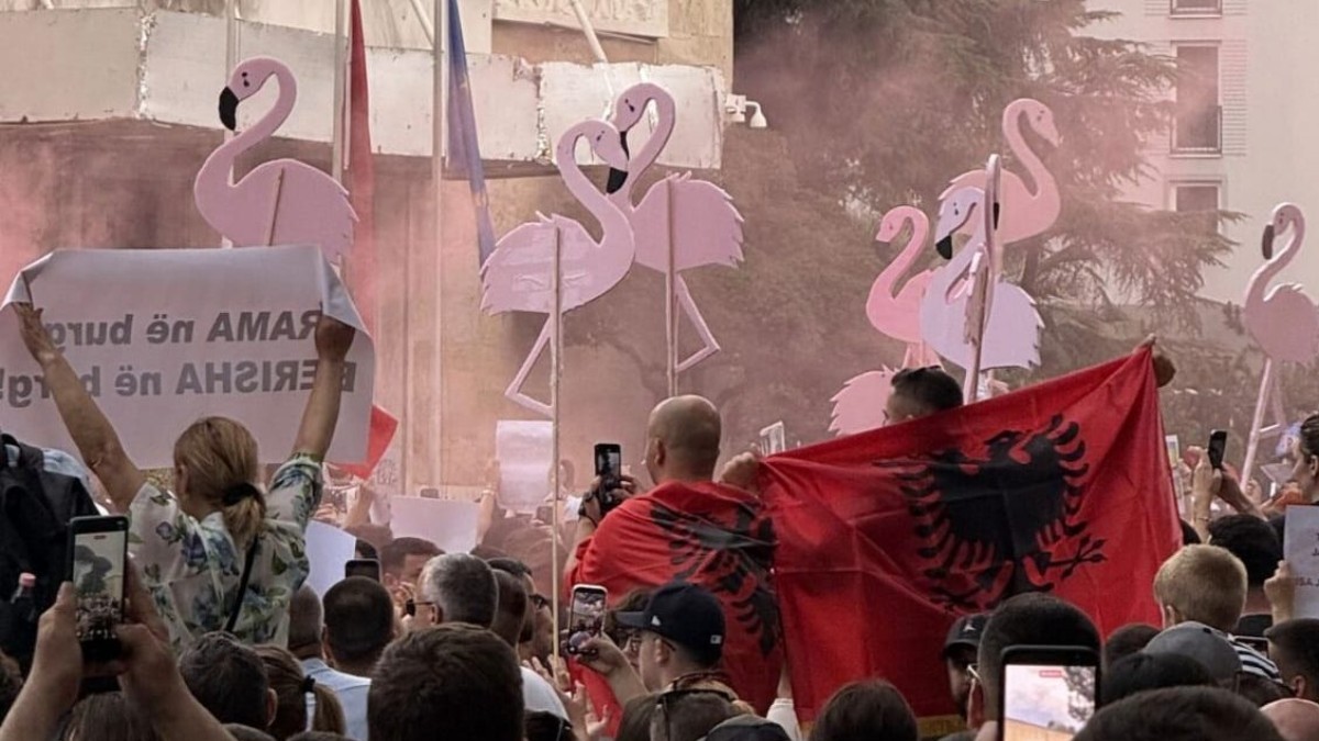 ТУРИСТИТЕ ЈА ЗАОБИКОЛУВААТ АЛБАНИЈА ПОРАДИ ПРОТЕСТ