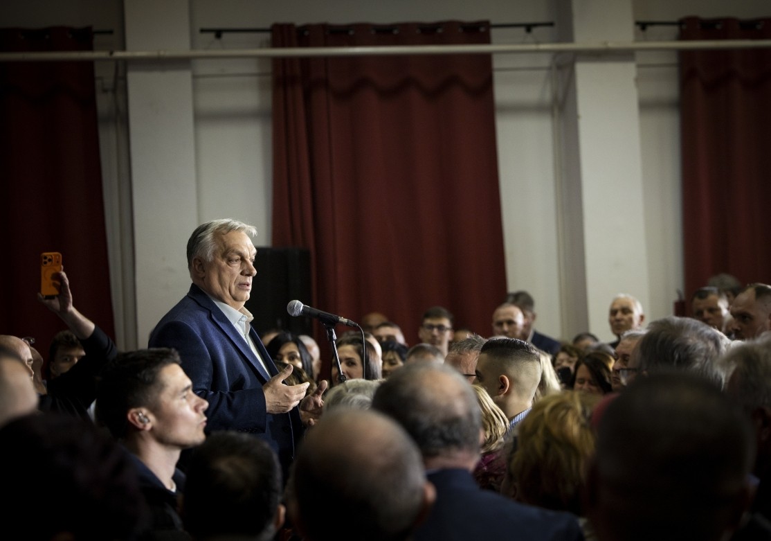 Самодовербата на Виктор Орбан во изборната победа не е потресена од неговиот млад противник. Ако не е така, тој ја крие доста добро