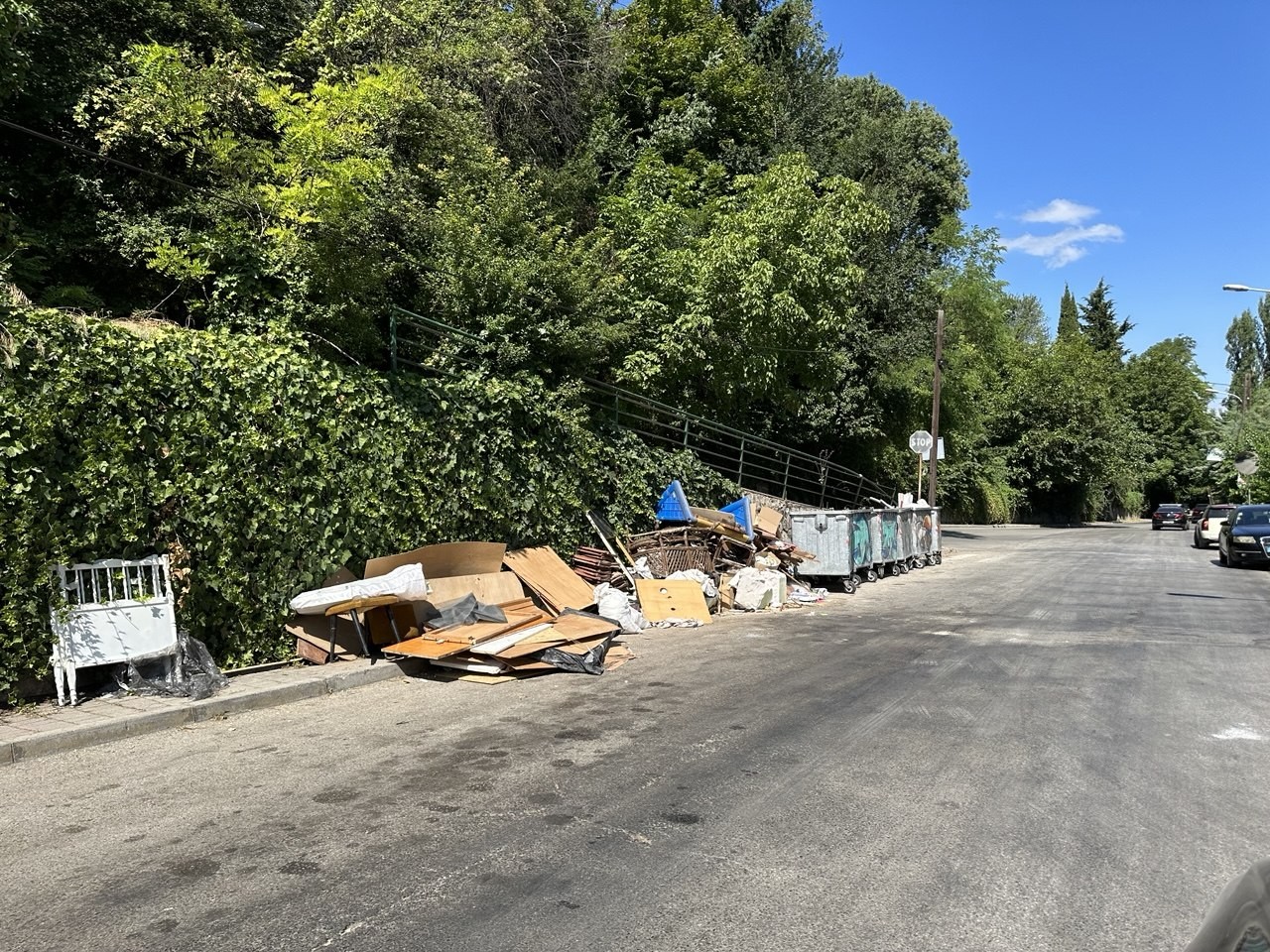 &nbsp;Улицата Загребска 28, кај станбениот комплекс КТК, каде секојдневно се исфрла ѓубре и градежен шут