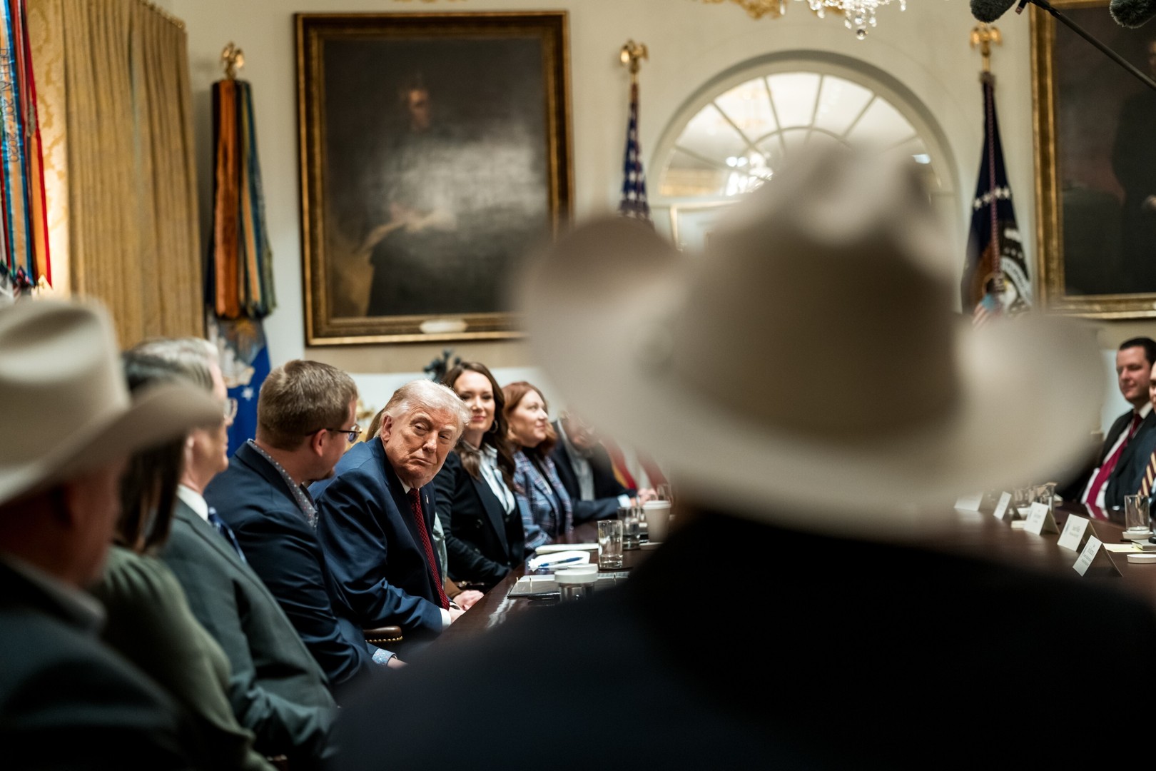 Доналд Трамп со службеници, Скот Бесент е на две места од него