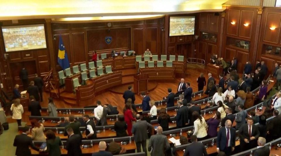 Итна евакуација на косовскиот парламент поради безбедносна закана