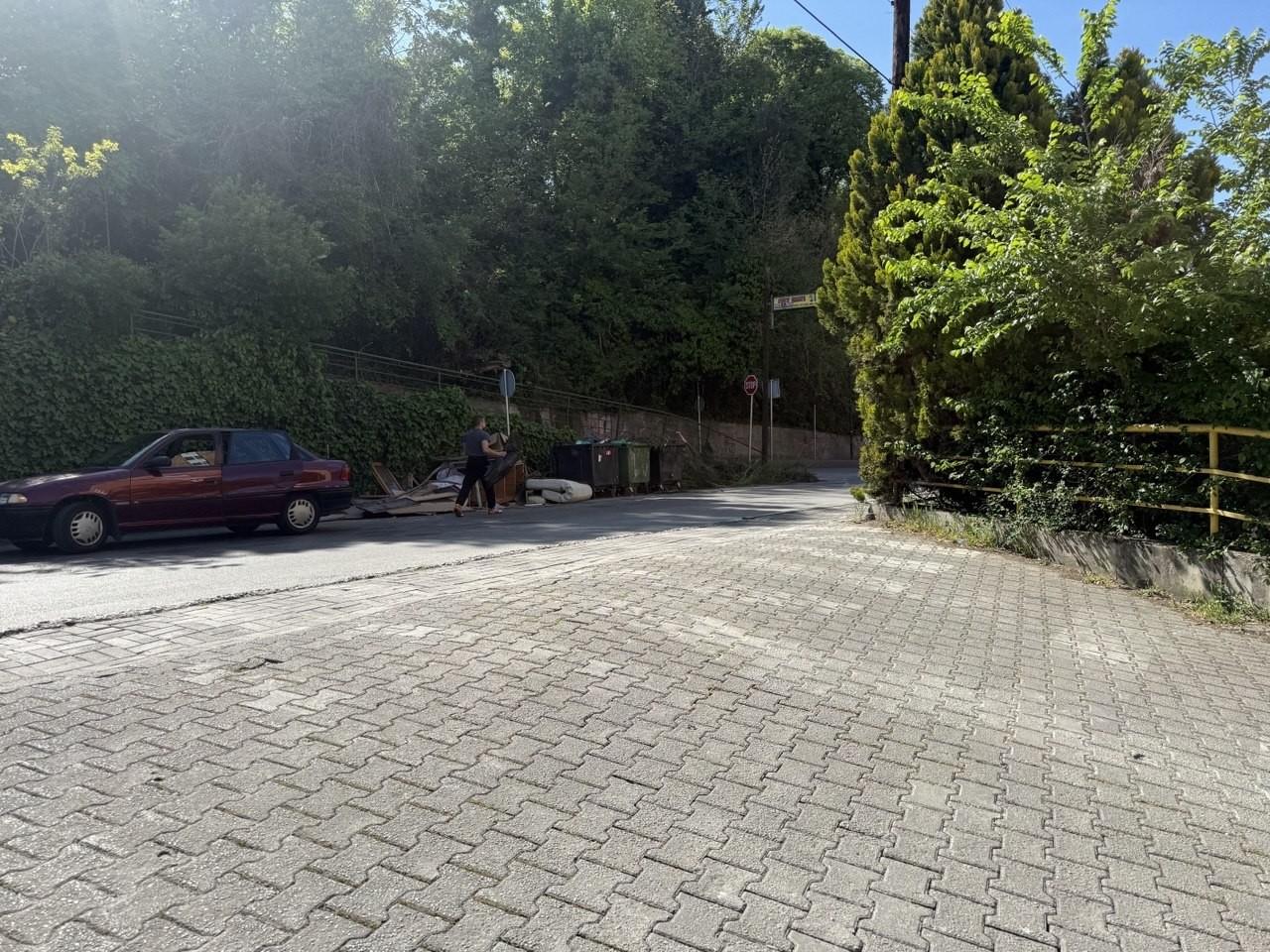 &nbsp;Улицата Загребска 28, кај станбениот комплекс КТК, каде секојдневно се исфрла ѓубре и градежен шут&nbsp;