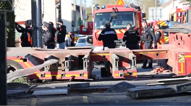 (Видео) ВОЗ УДРИ ВО КАМИОН СО ВОЕНА ОПРЕМА, железничкиот сообраќај во прекин