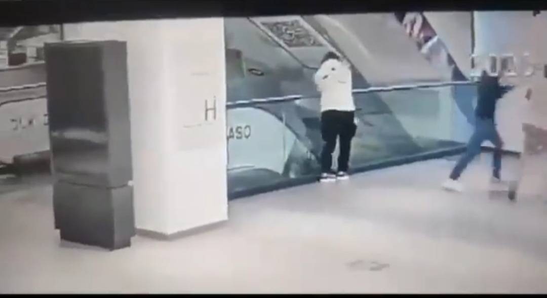 Напаѓачот пука кон Раде Трајковски и Димитар Трајчов на елеваторот (можел да погоди уште кој знае колку лица ако ги имало на елеваторот)