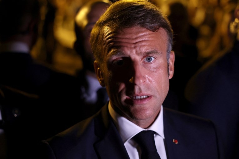 Macron po obisku Kitajske ponovno zagrozil s carinami