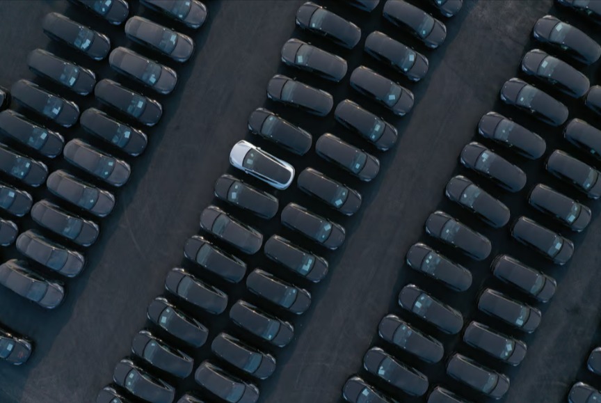 Електричните автомобили Tesla Model Y стојат во фабриката за производство на електрични автомобили Tesla Gigafactory во март во близина на Груенхајде, Германија