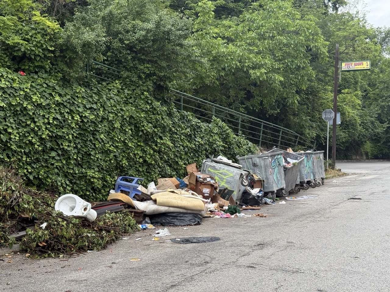 &nbsp;Улицата Загребска 28, кај станбениот комплекс КТК, каде секојдневно се исфрла ѓубре и градежен шут