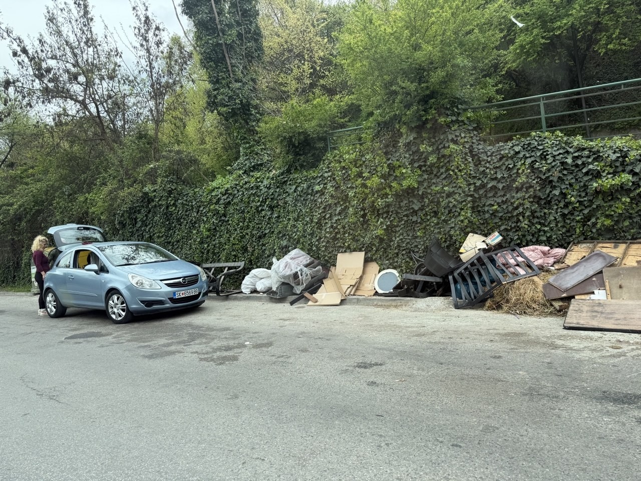 &nbsp;Улицата Загребска 28, кај станбениот комплекс КТК, каде секојдневно се исфрла ѓубре и градежен шут