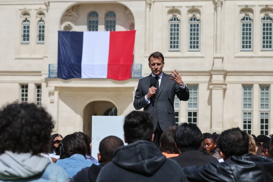 ЗБОГУМ ТИК ТОК, ДОБРЕДОЈДЕ ШЕКСПИР! Франција воведува задолжителен „офлајн ден“ за средношколците!