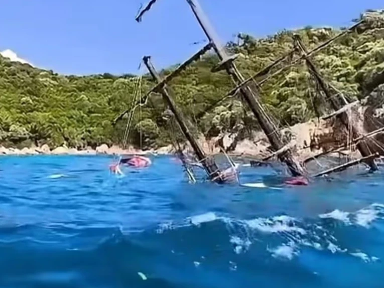 Пиратски брод со Британци потона во Турција - ЛУЃЕТО СКОКАА ВО МОРЕ (ВИДЕО)