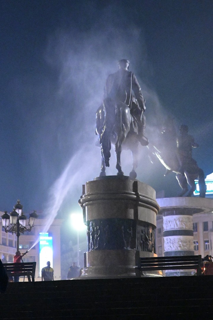 Освен улиците и СПОМЕНИЦИТЕ НИЗ СКОПЈЕ ВИДОА ВОДА