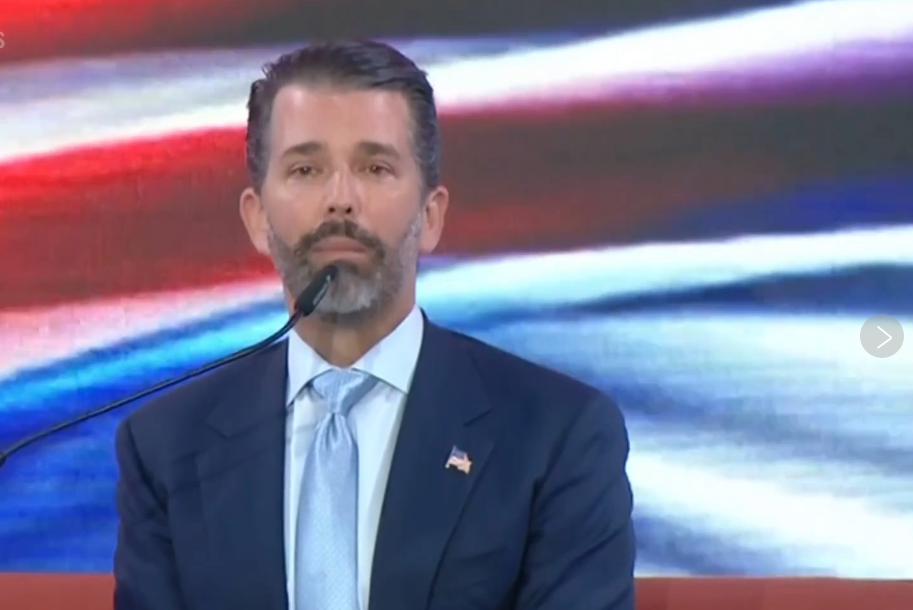 ДОНАЛД ТРАМП помладиот со силни КРИТИКИ КОН ЕУ