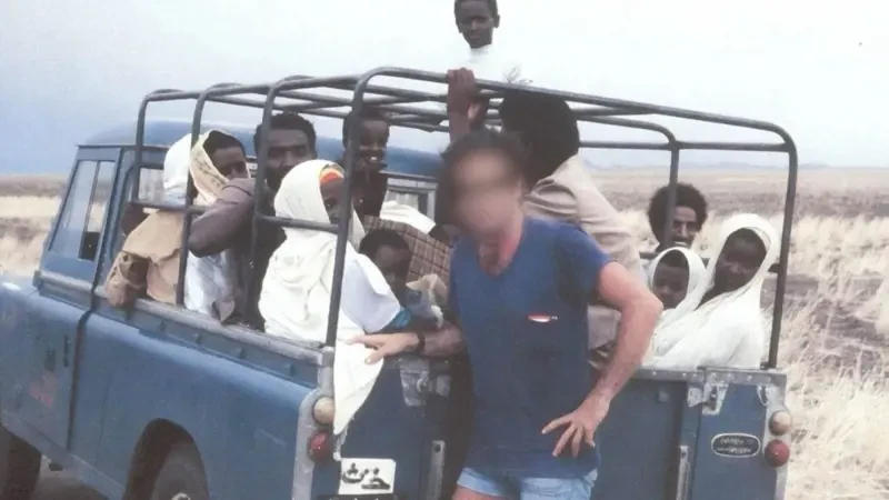 Агент на Мосад стои пред возило што превезува етиопски Евреи, шверцувани од Судан.