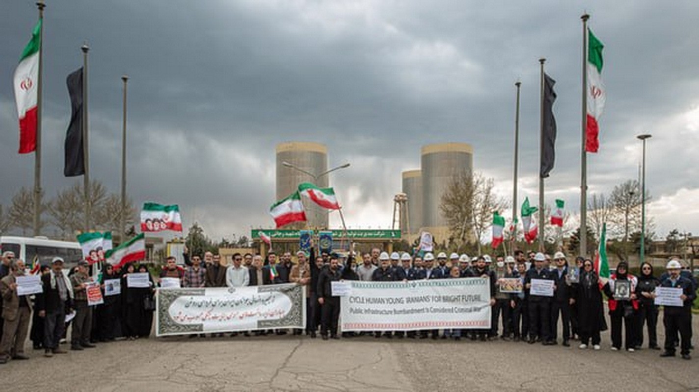 ИРАНЦИТЕ СО ЖИВ ШТИТ СЕ БРАНАТ ОД КРАЈОТ НА СВЕТОТ (ФОТО+ВИДЕО)