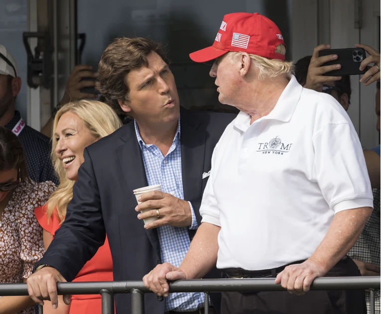 Такер Карлсон: ЕДНА ЗАСТРАШУВАЧКА МОЖНОСТ ГО ДРЖИ ТРАМП БУДЕН НОЌЕ