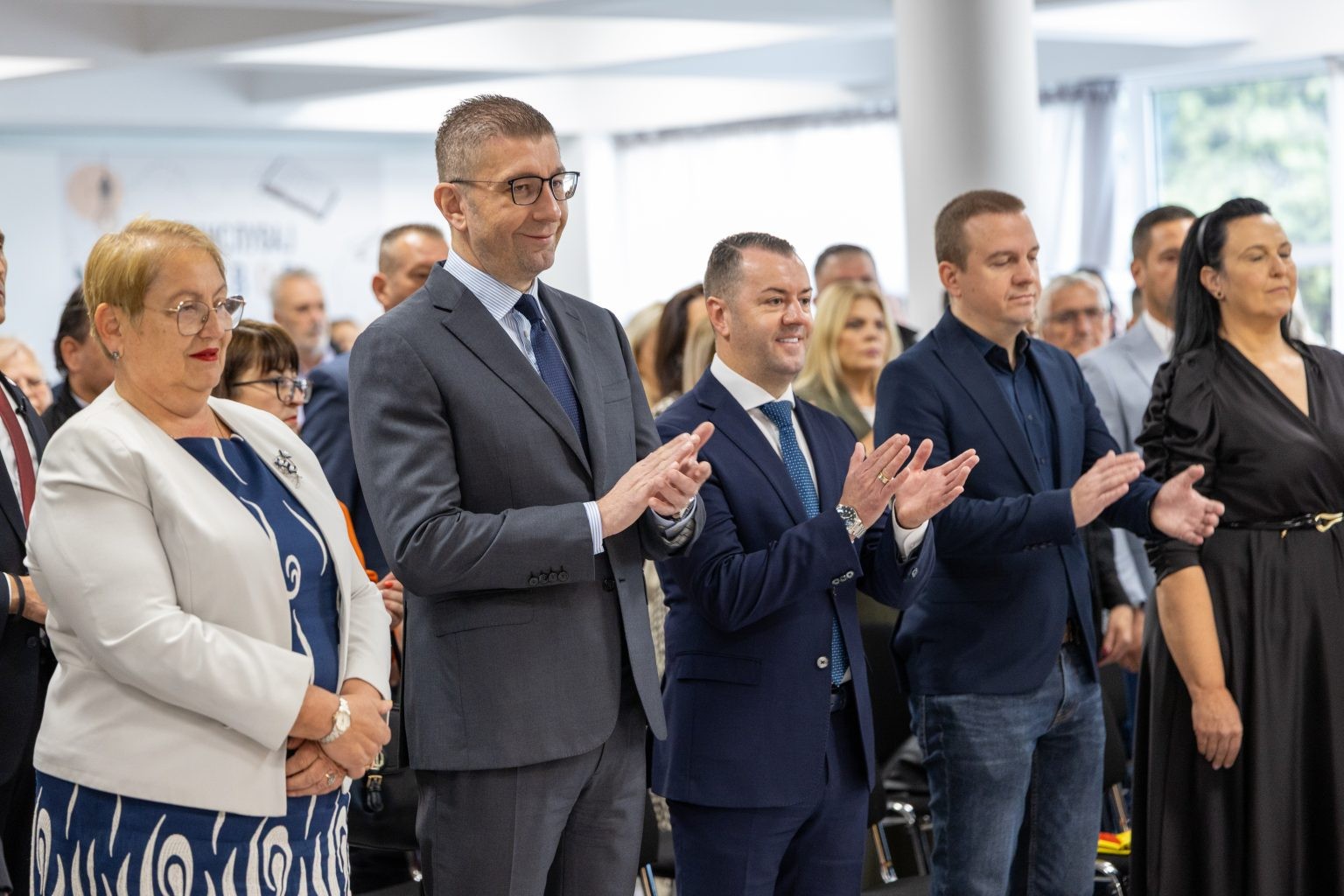 МИЦКОСКИ И ЈАНЕВСКА ГО ОТВОРИЈА НОВОТО УЧИЛИШТЕ ВО ЧЕНТО: Од стари бараки до модерни услови за 700 ученици