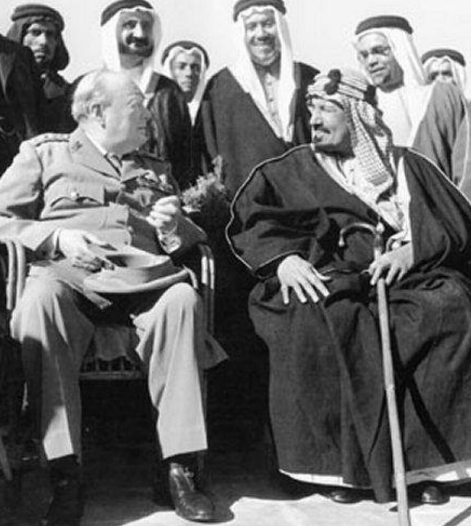 Британскиот премиер Винстон Черчил и Ибн Сауд, првиот крал на Саудиска Арабија, во Египет во 1945 година