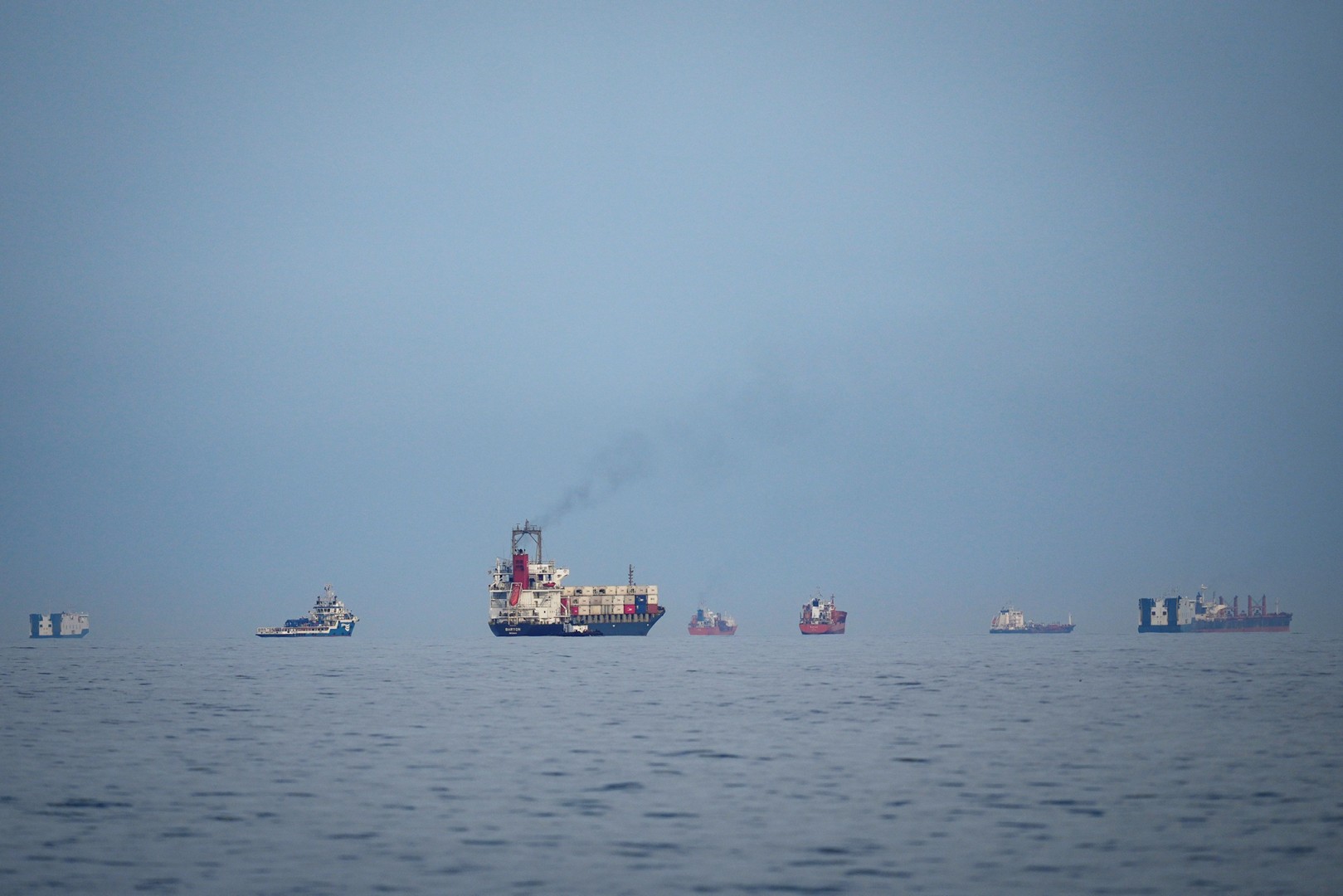 НОВА КРИЗА ВО ОРМУЗ - Проектил погоди товарен брод, се истражува кој стои зад нападот!