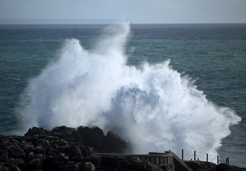 (ВИДЕО) БУРА БЕСНЕЕ ВО ЕВРОПА, торнадо во Португалија. Тројца мртви, десетици повредени