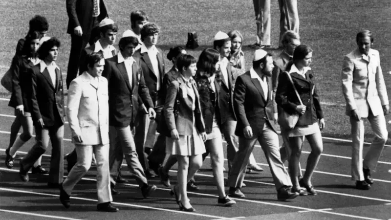 Членови на израелскиот тим маршираат на Олимпискиот стадион во Минхен