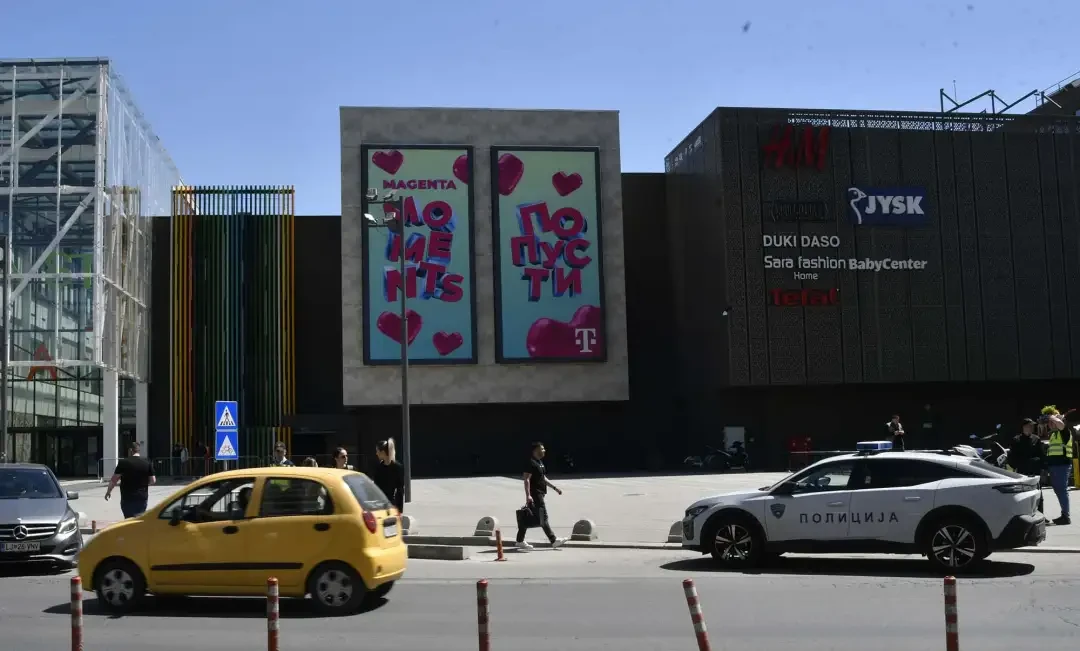 Полициски екипи пред „East Gate Mall“