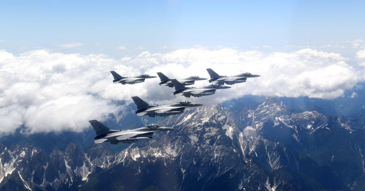 POLETELO ŠEST AMERIČKIH BOMBARDERA, ČEKA SE DOLAZ TRAMPA: Jedino oni mogu da unište najveću nuklearku u Iranu