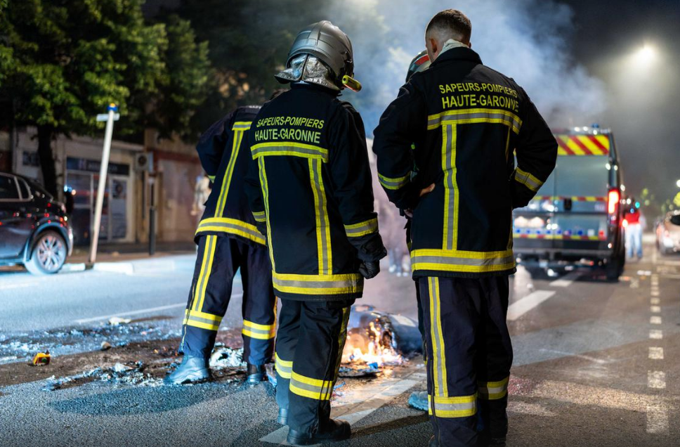(ВИДЕО) ЗАСТРАШУВАЧКИ СНИМКИ ОД АВСТРИЈА - Пожар зафати станбена зграда, 20 итно хоспитализирани